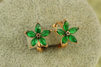 Сережки Xuping Jewelry Квітка із зеленим каменем 1,2 см золотисті