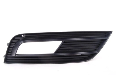 Решітка в бампер AVTM Audi A4 12-16 B8 права пластм. ABS крім S-Line Ауди А4 АМ0038396