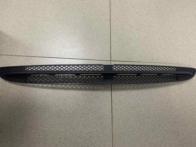 Решетка в бампер AVTM Mercedes S 00-02 W220 средняя Мерседес С АМ0038737