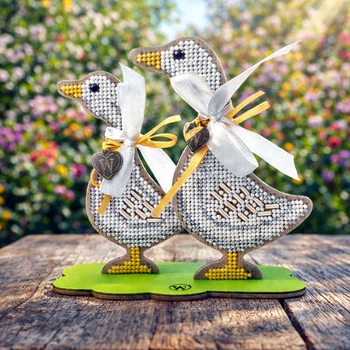 Набор для вышивания бисером на деревянной основе «Весёлые гуси» Wonderland Crafts FLK-617