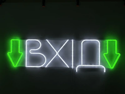 Неоновая вывеска Вход стрелочки 1000x280 Комбинированный