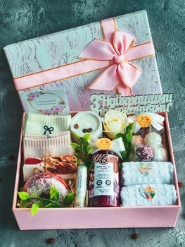 Подарунок для дружини, мами, коханої дівчини на день народження, річницю, День матері | Бокс з косметикою, свічкою та рушничками
