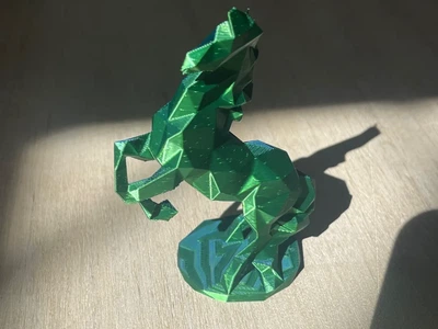 Статуетка кінь що став дибки у стилі low-poly. Aivory