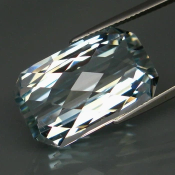 Голубой Топаз 21.81 карат 20 X 12.3 X 9.6 mm (995)