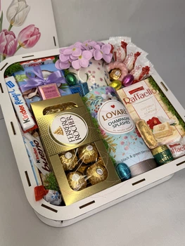 Подарунковий бокс для жінки 30×30×10 см – Ferrero Rocher, Raffaello, Kinder