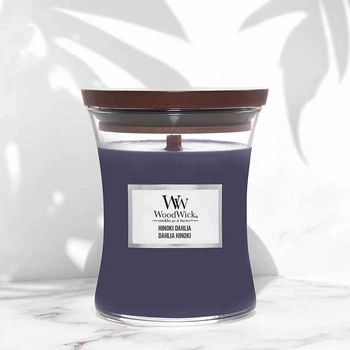 Ароматична свічка з нотами дерева хінокі, сливи та жоржини Woodwick Medium Hinoki Dahlia 275 г (1743618E)
