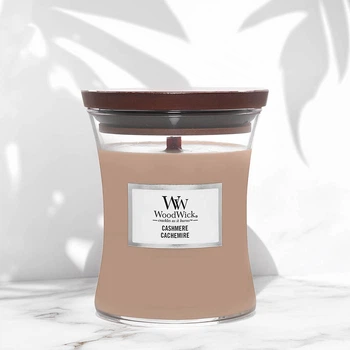 Ароматическая свеча с ароматом айвы, ириса и кедра Woodwick Medium Cashmere 275г