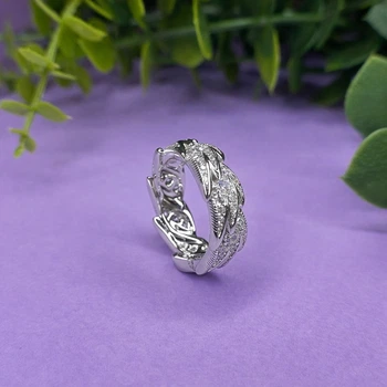 Серебряное кольцо с фианитами Перья