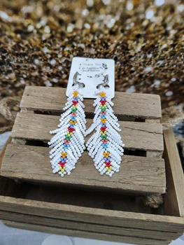 Сережки з бісеру пір'їнки 2,5х7 см білі