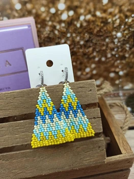 Сережки з бісеру трикутні 3,5х4,5 см жовто-блакитний орнамент
