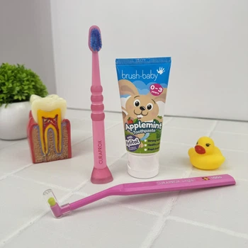 Набір для перших зубів Curakid Brush-Baby від 0 до 3 років рожевий зубна паста 50 мл і дві щітки