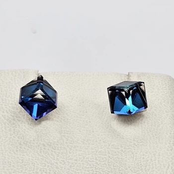 Сережки-пусеты серебряные с кристаллами Swarovski 2,05 г