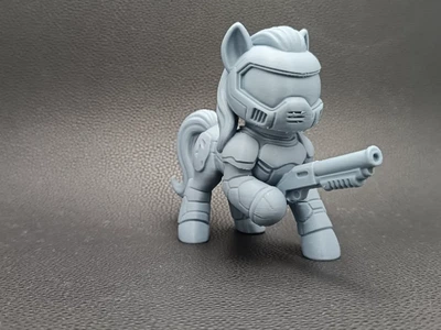 Колекційна фігурка My Little Pony в образі Doom Slayer з дробовиком. Aivory