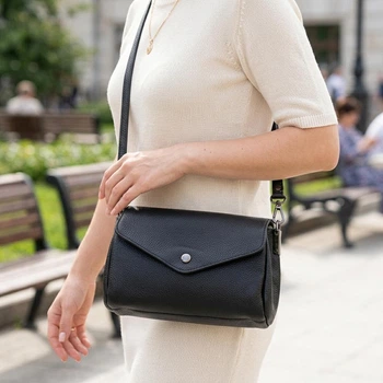 Жіноча шкіряна сумка Vintage чорна 21,5x13,5x7 см мала з трикутним клапаном 60774