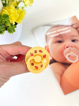 Соска пустышка BIBS Studio Colour Latex Round (круглая) Ladybug Friends – Pale Butter 2й размер 6-18месяцев