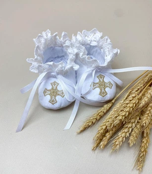Детские пинетки Family Tradition муслин с вышивкой и кружевом 10 см белые Крестики
