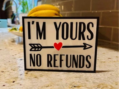 Табличка з написом 'I'm yours no refunds' для інтер'єру. Aivory