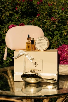 Набор для волос и губ Ukrainian Rose: Маска Ukrainian Rose Ceramide Mask 250 мл + Масло Ukrainian Rose Hair Oil 30 мл + Блеск-масло для губ Ukrainian Rose Infused Lip Balm & Oil Honey Rose 7 мл + Щетка для волос + Косметичка