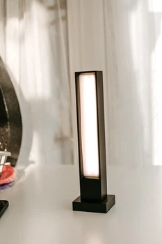 Аккумуляторный настольный LED-светильник из натурального дерева: эстетика и автономность черный