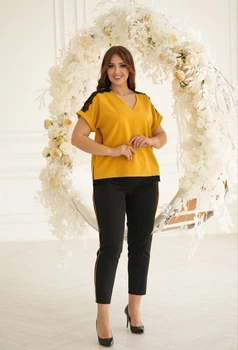 Костюм жіночий із костюмної тканини діагональ з блузою вільного крою й укороченими штанами з мереживом макраме літній G&M k-130311 52-54 Розмір колір жовтий
