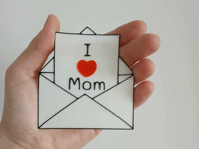 Сувенір у формі конверта з листом 'I love Mom' як подарунок для мами. Aivory