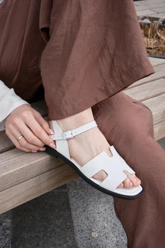 Женские минималистичные босоножки PARADIZE SHOES из натуральной белой кожи с мягкой стелькой на плоской черной подошве 40 размер (стелька 25,8 см)