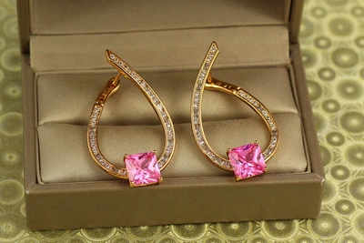 Серьги Xuping Jewelry Кристальная петля с розовым камнем золотистые