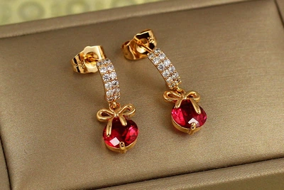 Сережки гвоздики Xuping Jewelry Бантик з малиновим каменем 2,3 см золотисті