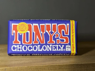 Шоколад молочный Tony's Chocolonely с кренделем и ирисками Toffee, 180г (Нидерланды)