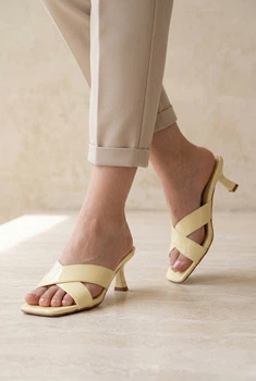 Босоніжки жіночі Where Uwear жовті лакові 350932_40 (25.5 см)