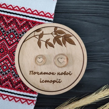 Круглая свадебная подставка для обручальных колец "Начало новой истории", из дерева под заказ (ПК0044)