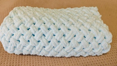 Плед детский вязаный нежно-голубой из пряжи Alize Puffy color ручной работы Handmade