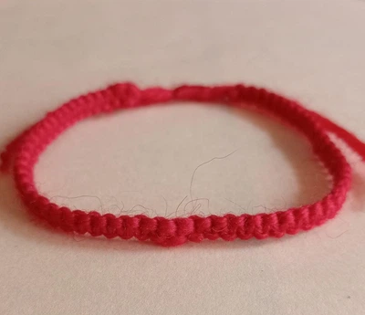 Браслет из красной натуральной шерсти. 454.