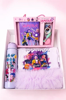 Подарочный бокс K-POP Huntrix для девочки 4 в 1 (платье + бутылка 700 мл + набор канцелярии)