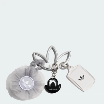 Брелок TREFOIL CHARM adidas KW7367 (Один розмір) сірий (4069997480499)