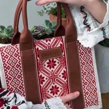 Женская сумка с вышивкой текстильная белая с орнаментом сумочка квадратная через плечо кросс-боди с украинской вышивкой (050505)