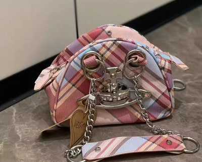 Жіноча сумка Vivienne Westwood Vegan Archive Orb / Брендова рожве сумка вівьєн вествуд зі срібним ланцюжком та великим фірмовим лого-орбом