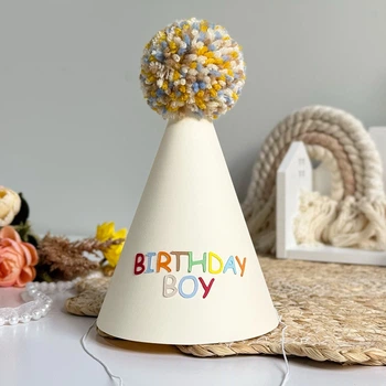Ковпачок іменинника "birthday boy", молочний з різнокольоровий написом