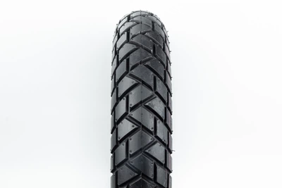 Шина 90/90-10 бескамерная, шипованная 9009