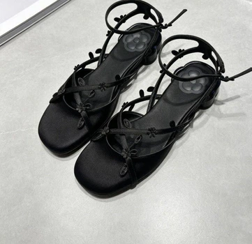 Женские балетки в стиле Charles & Keith черные с цветочным декором и ремешком на щиколотке розмір 37