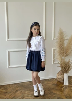 Святкова шкільна блузка для дівчинки біла з синьою вишивкою, зріст 110
