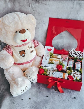 Подарочный набор для женщины SPA Relax Box с косметикой и плюшевым мишкой – готовый подарок для любимой девушки, жены или подруги.