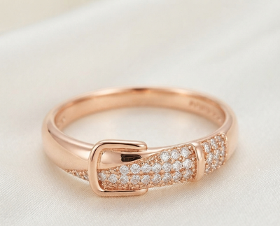 Каблучка "Пряжка" (Buckle Ring) — медичне золото, рожеве покриття, фіаніти Xuping 16.5р