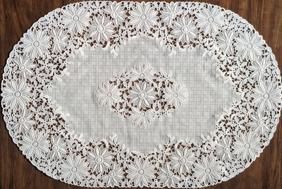 Вінілова серветка біла овальна 30×45 см, з квітковим рисунком S130W