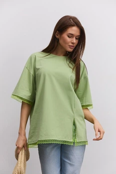 Женская oversize футболка зеленая с кружевом внизу и на рукавах Arjen 35566, размер универсальный