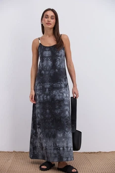 Длинное летнее платье на тонких бретелях черное с эффектом tie-dye Arjen 22077, размер S