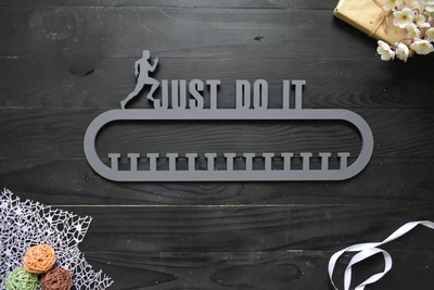 Вешалка для медалей из дерева JUST DO IT бег серая под заказ (МД0030)