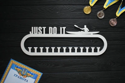 Белая медальница "Just do it. Гребля на байдарках и каноэ", из дерева, под заказ (МД0391)
