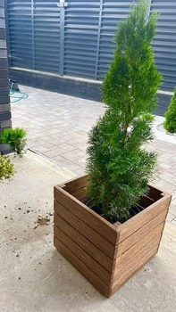 Деревянный вазон для растений