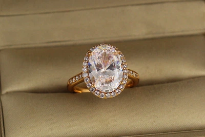 Кольцо Xuping Jewelry малинки с белым камнем р 18 золотистое